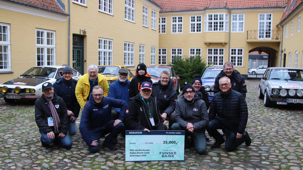 TEAM FYNSKE BANK DANMARK ses her i gården hos FYNSKE BANK i Assens, hvor de modtog en check fra Fonden for Fynske Bank til støtte for PRE-start arrangementet på torvet.
(Foto: Allan Post)